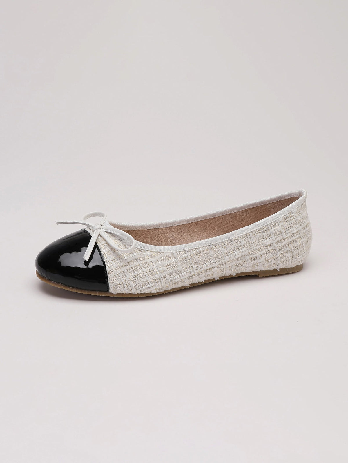 Women's ballet flat shoes with a delicate bowknot detail, low-top silhouette, and soft sole for casual and work wear.