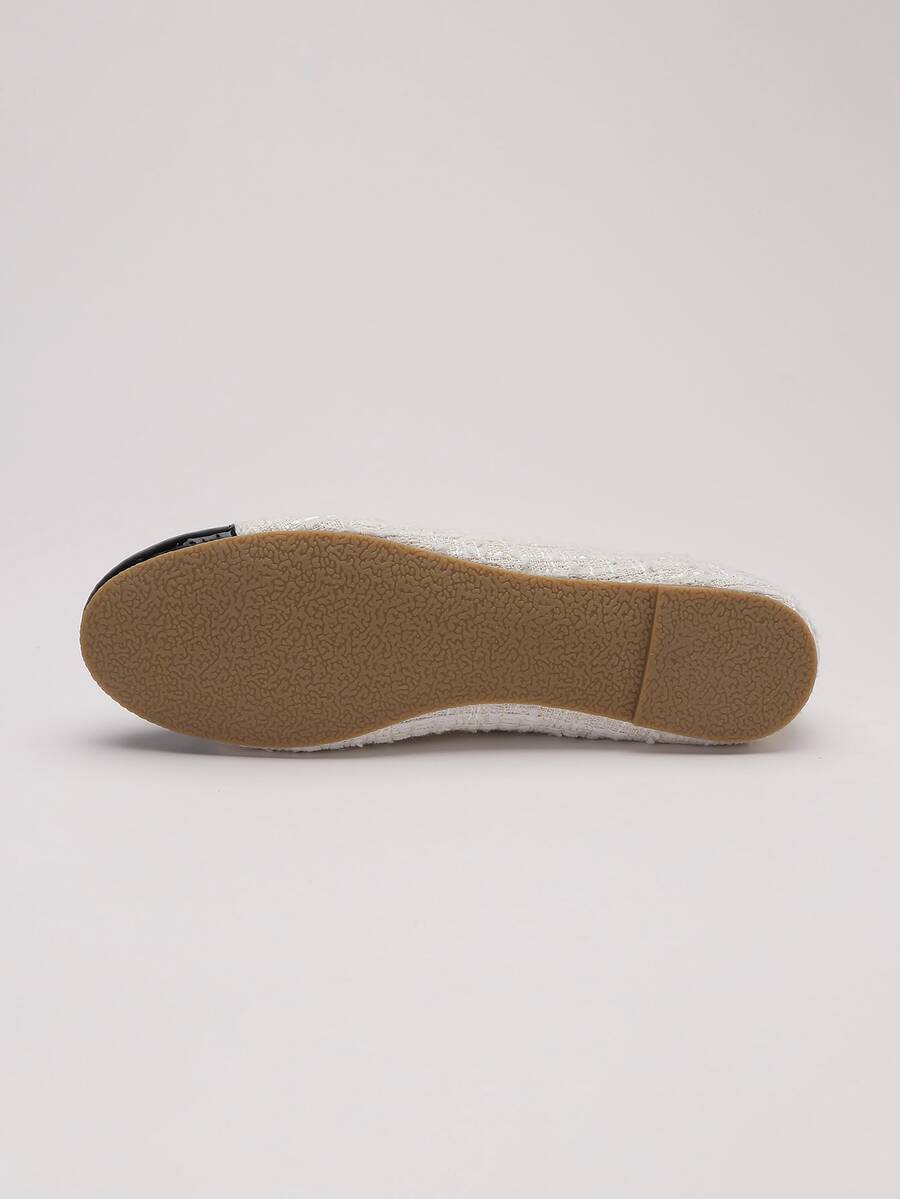 Women's ballet flat shoes with a delicate bowknot detail, low-top silhouette, and soft sole for casual and work wear.