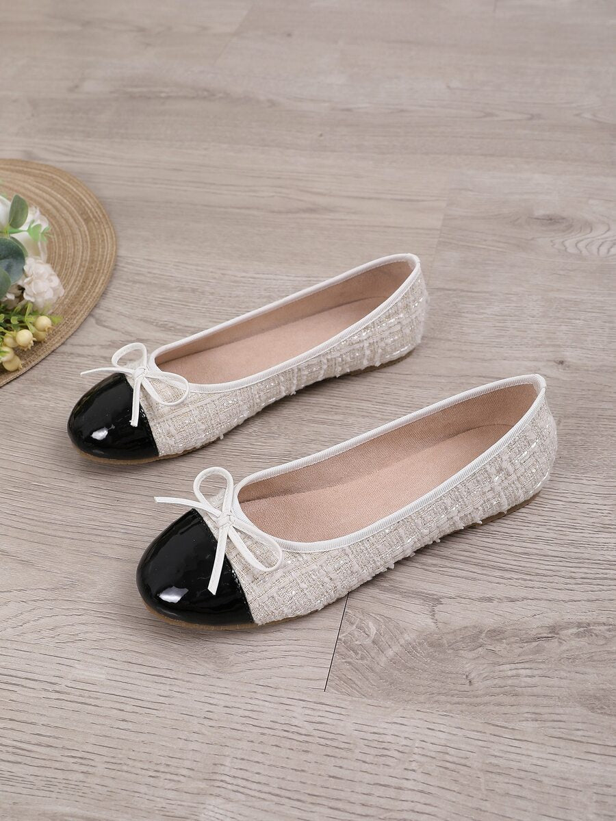 Women's ballet flat shoes with a delicate bowknot detail, low-top silhouette, and soft sole for casual and work wear.