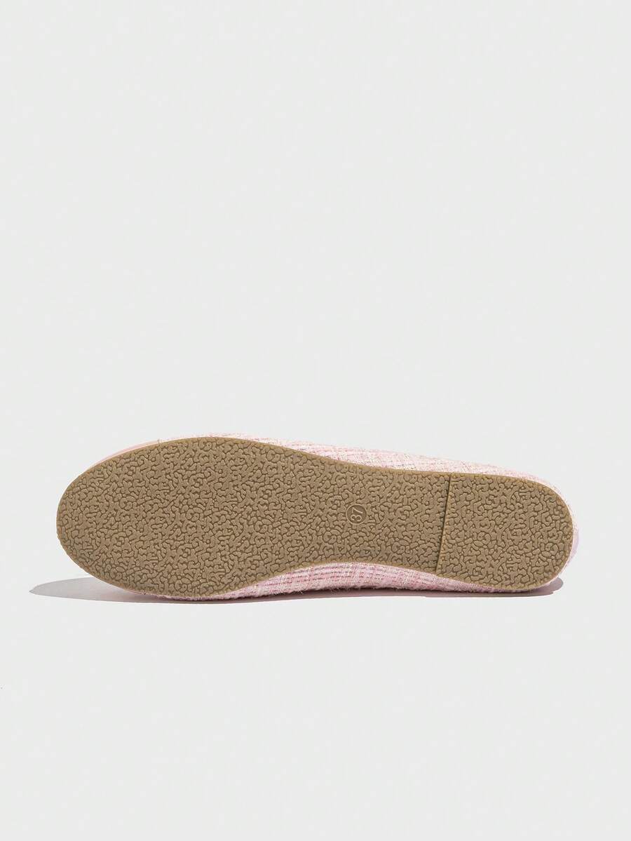 Women's ballet flat shoes with a delicate bowknot detail, low-top silhouette, and soft sole for casual and work wear.