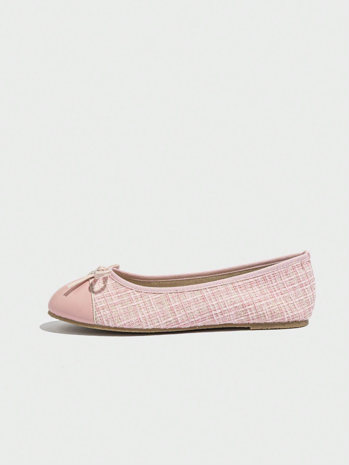 Women's ballet flat shoes with a delicate bowknot detail, low-top silhouette, and soft sole for casual and work wear.