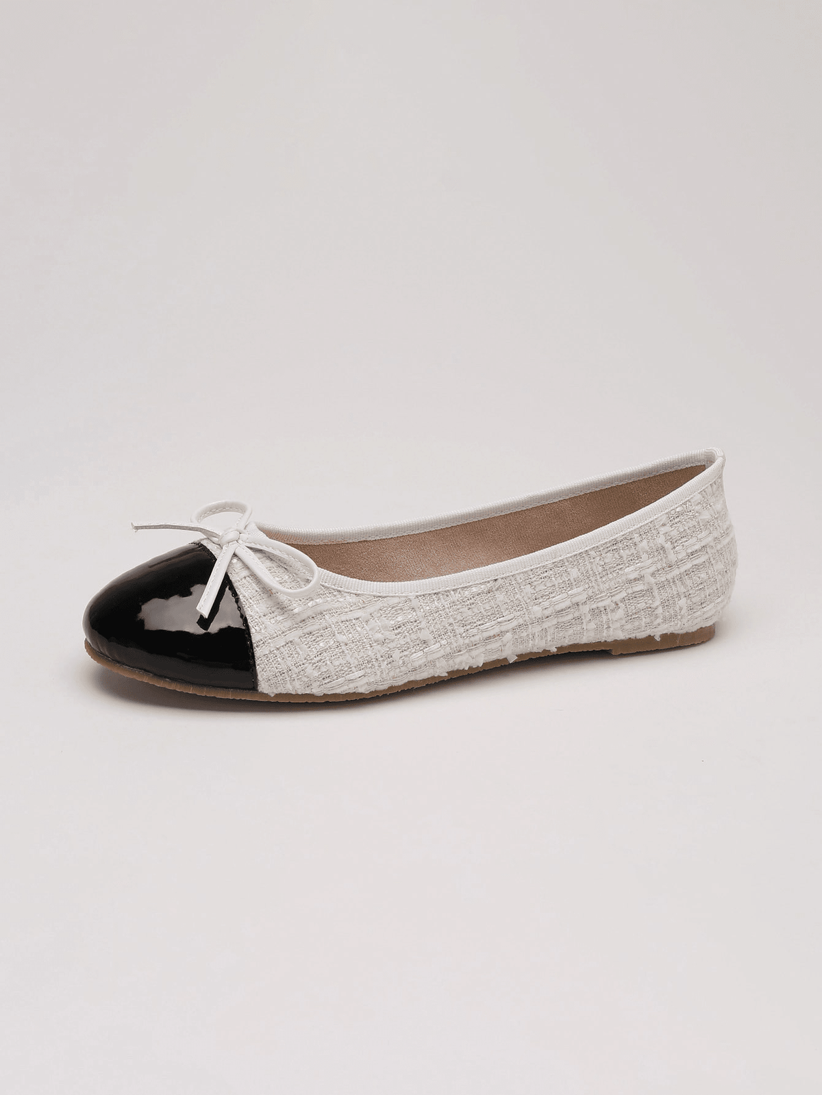 Women's ballet flat shoes with a delicate bowknot detail, low-top silhouette, and soft sole for casual and work wear.