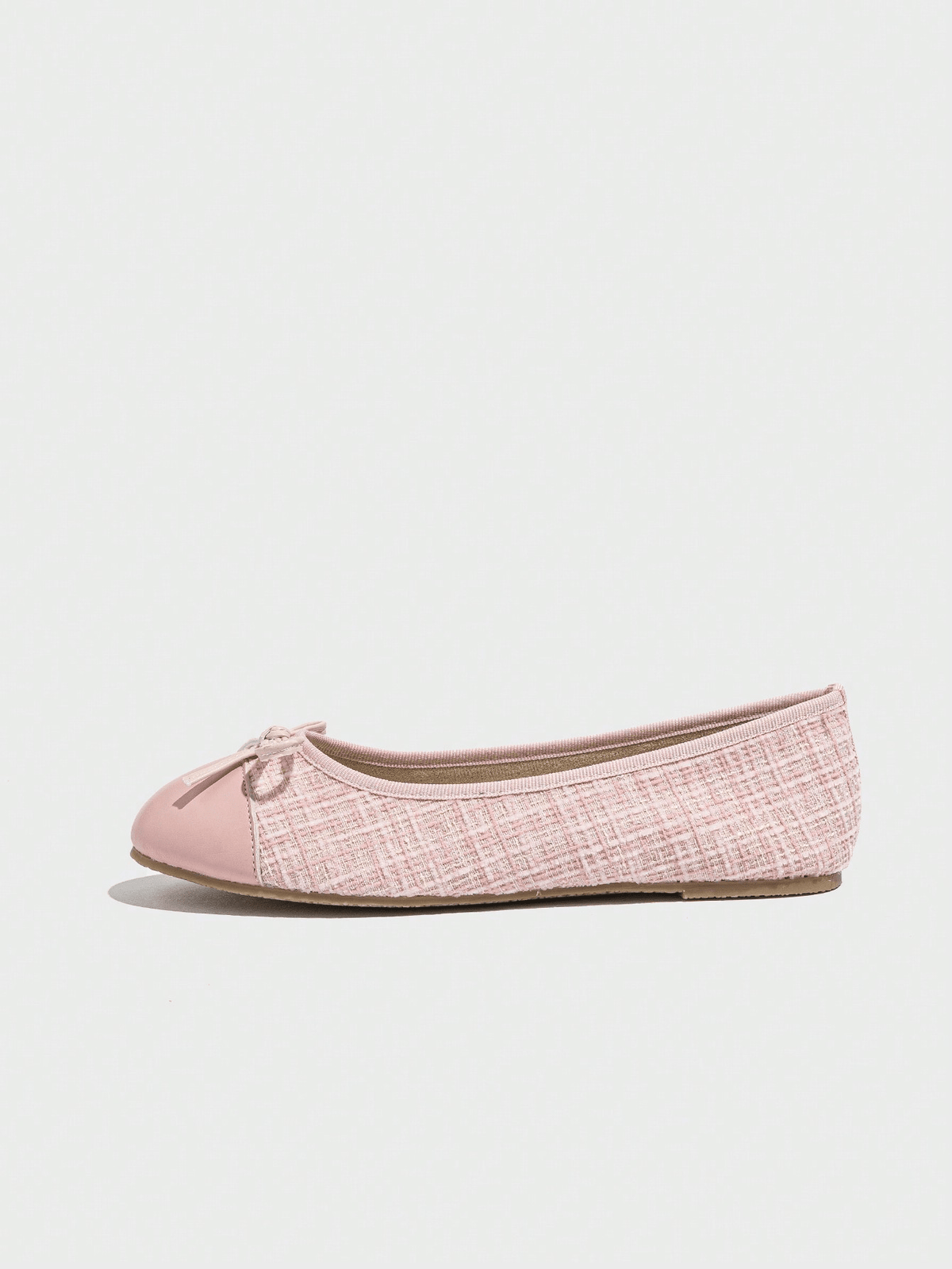 Women's ballet flat shoes with a delicate bowknot detail, low-top silhouette, and soft sole for casual and work wear.