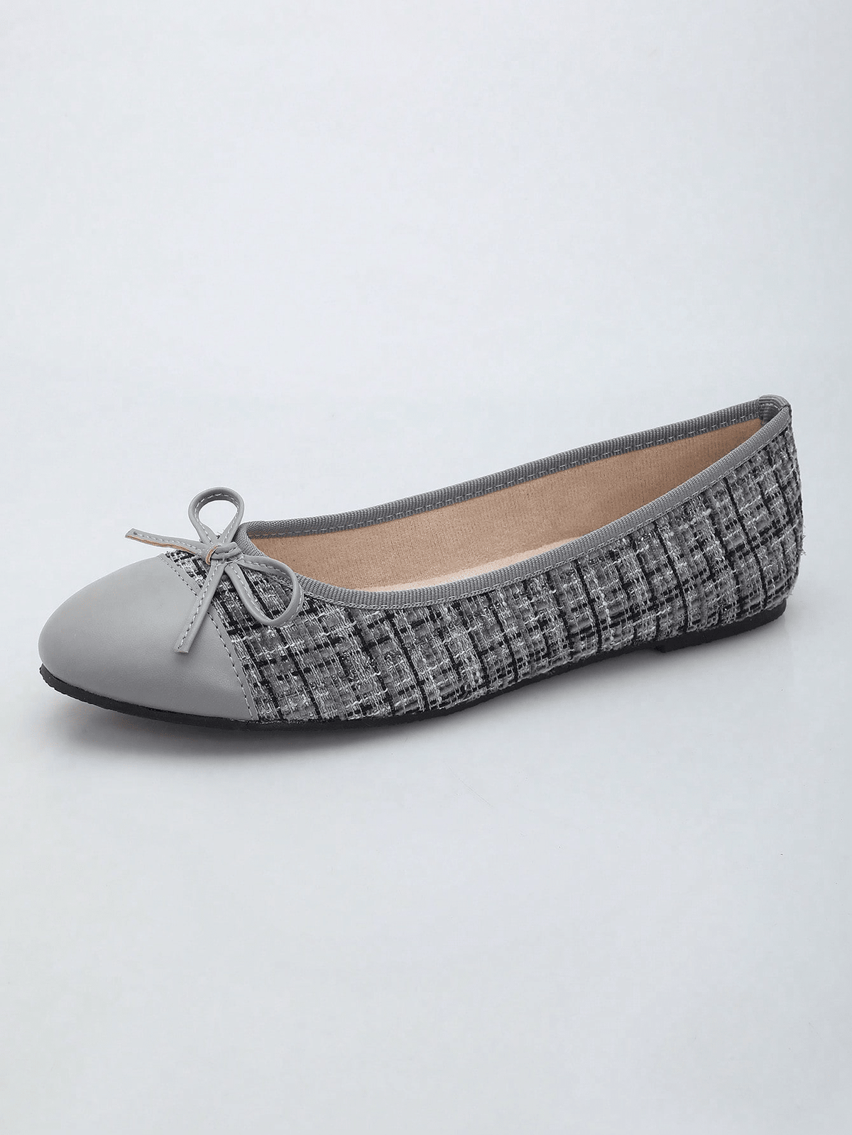 Women's ballet flat shoes with a delicate bowknot detail, low-top silhouette, and soft sole for casual and work wear.