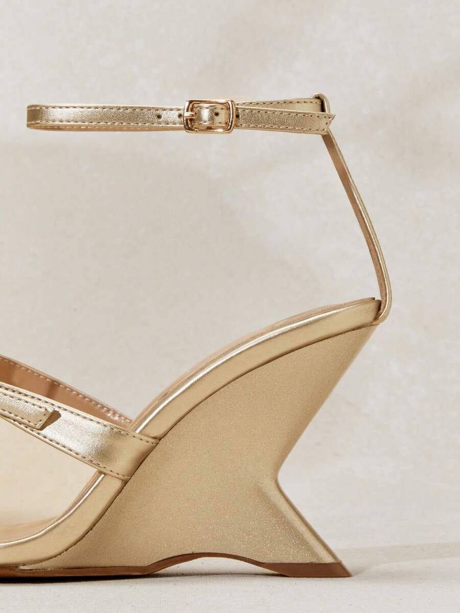 Women's slip-on thong wedge sandals with high heels and open toe design