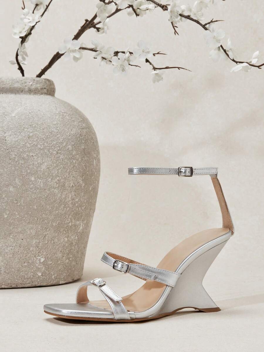 Women's slip-on thong wedge sandals with high heels and open toe design