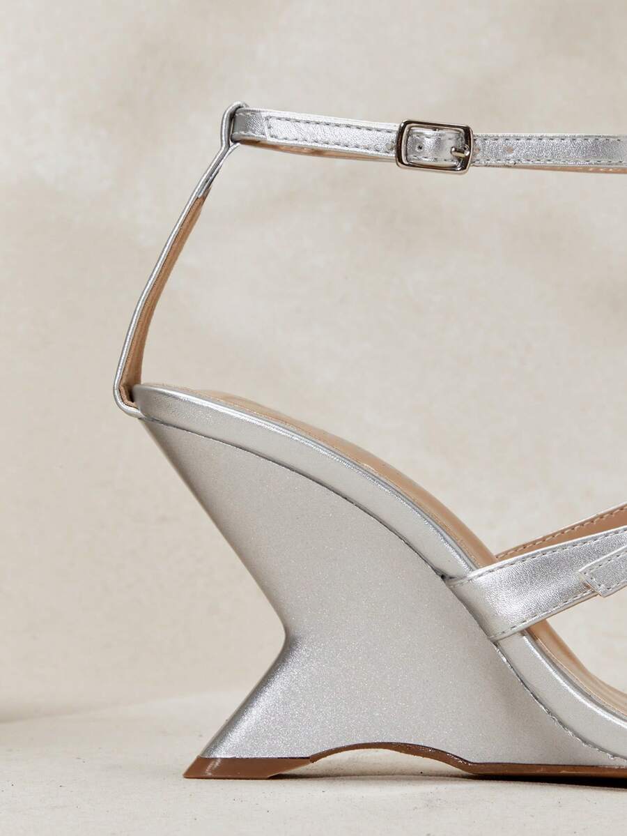 Women's slip-on thong wedge sandals with high heels and open toe design
