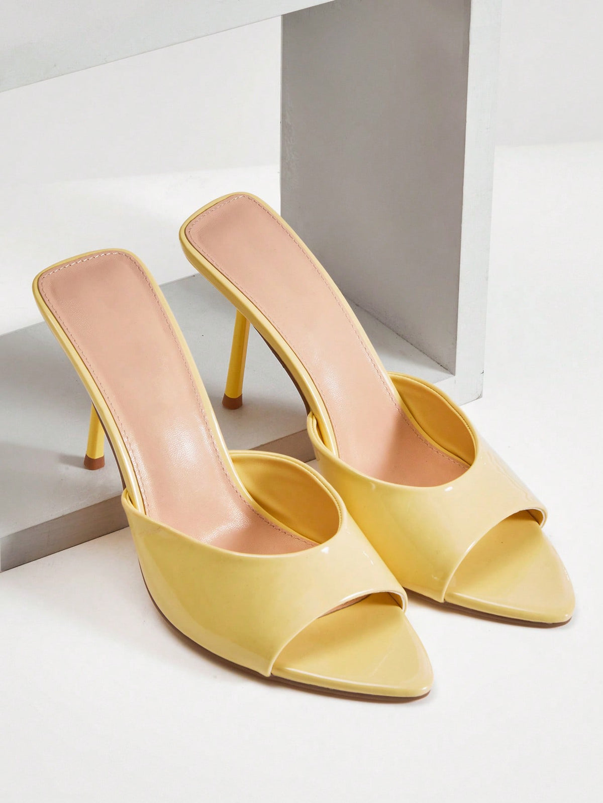 Women's pointed toe stiletto high heel wedding shoes featuring an elegant silhouette and glossy finish.