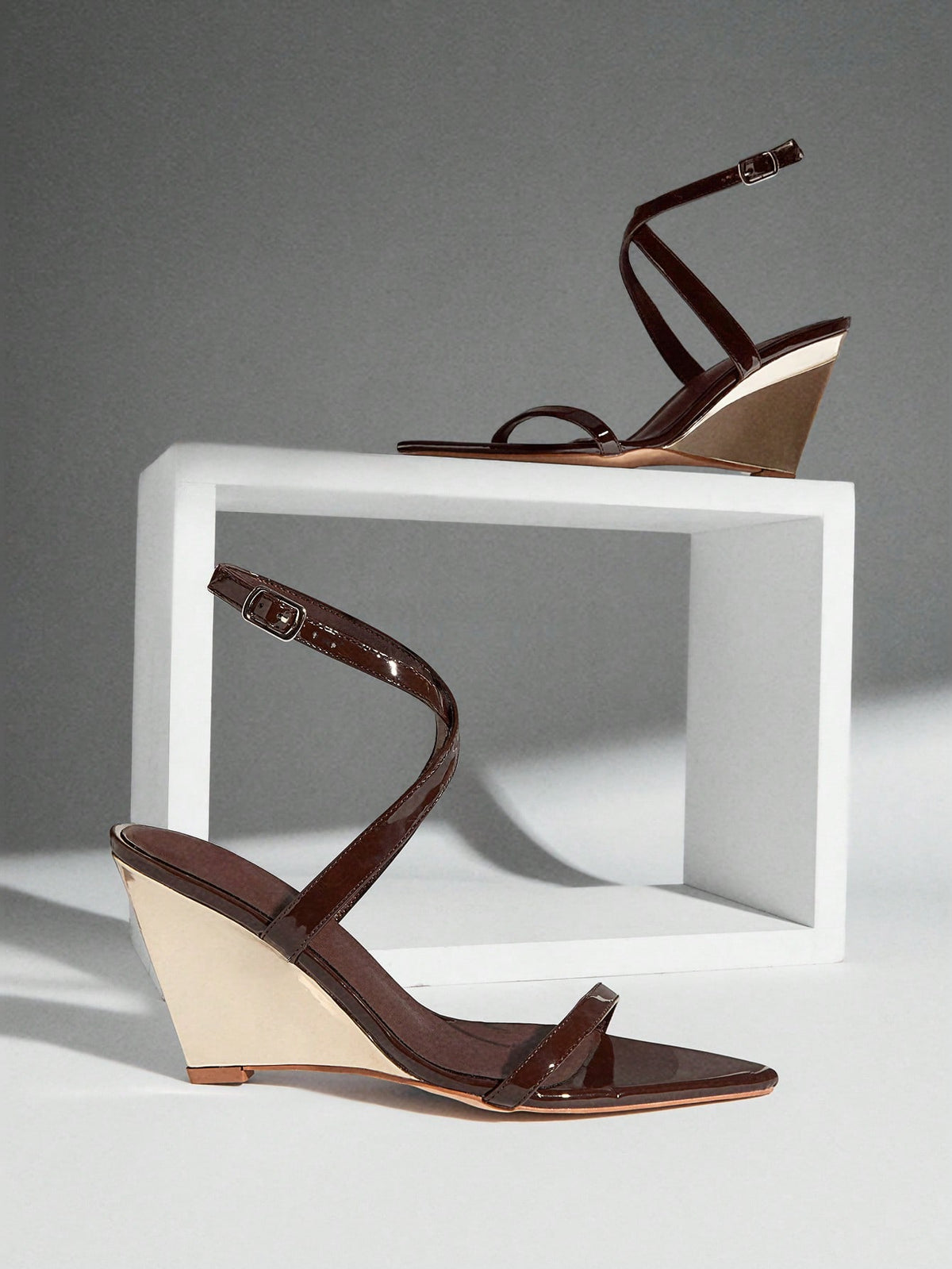 Women's slip-on thong wedge sandals with high heels and open toe design