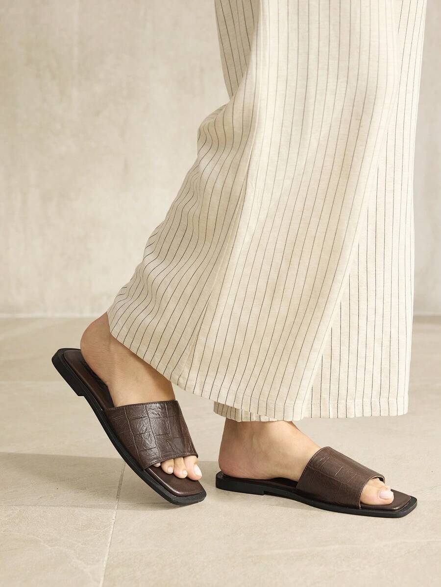 Retro women's square toe open toe flat slippers featuring a smooth PU leather finish and lightweight slip-on design.