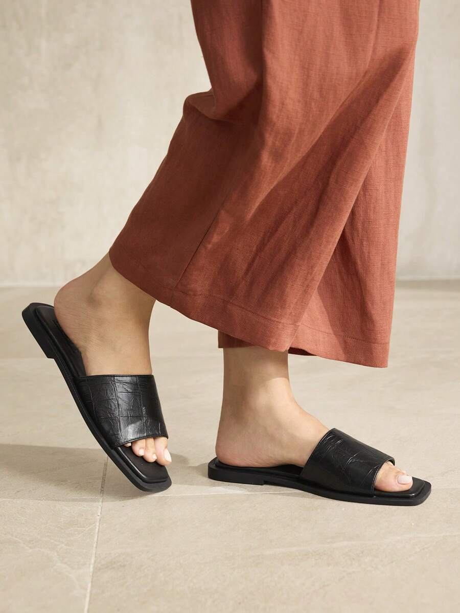 Retro women's square toe open toe flat slippers featuring a smooth PU leather finish and lightweight slip-on design.