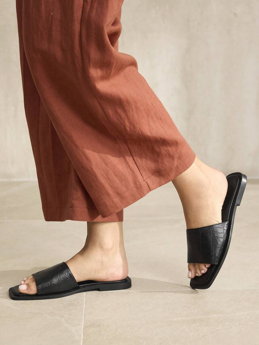 Retro women's square toe open toe flat slippers featuring a smooth PU leather finish and lightweight slip-on design.