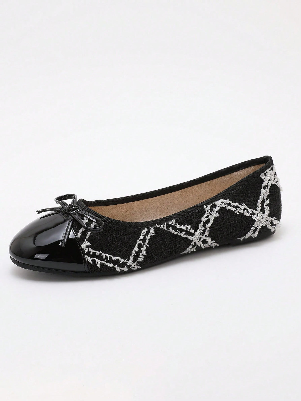 Women's ballet flat shoes with a delicate bowknot detail, low-top silhouette, and soft sole for casual and work wear.