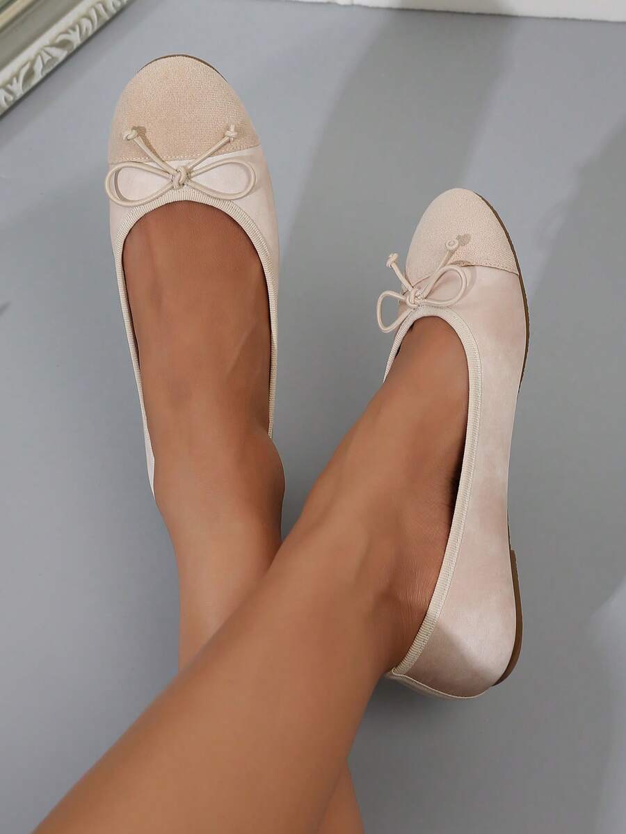 Women's ballet flat shoes with a delicate bowknot detail, low-top silhouette, and soft sole for casual and work wear.