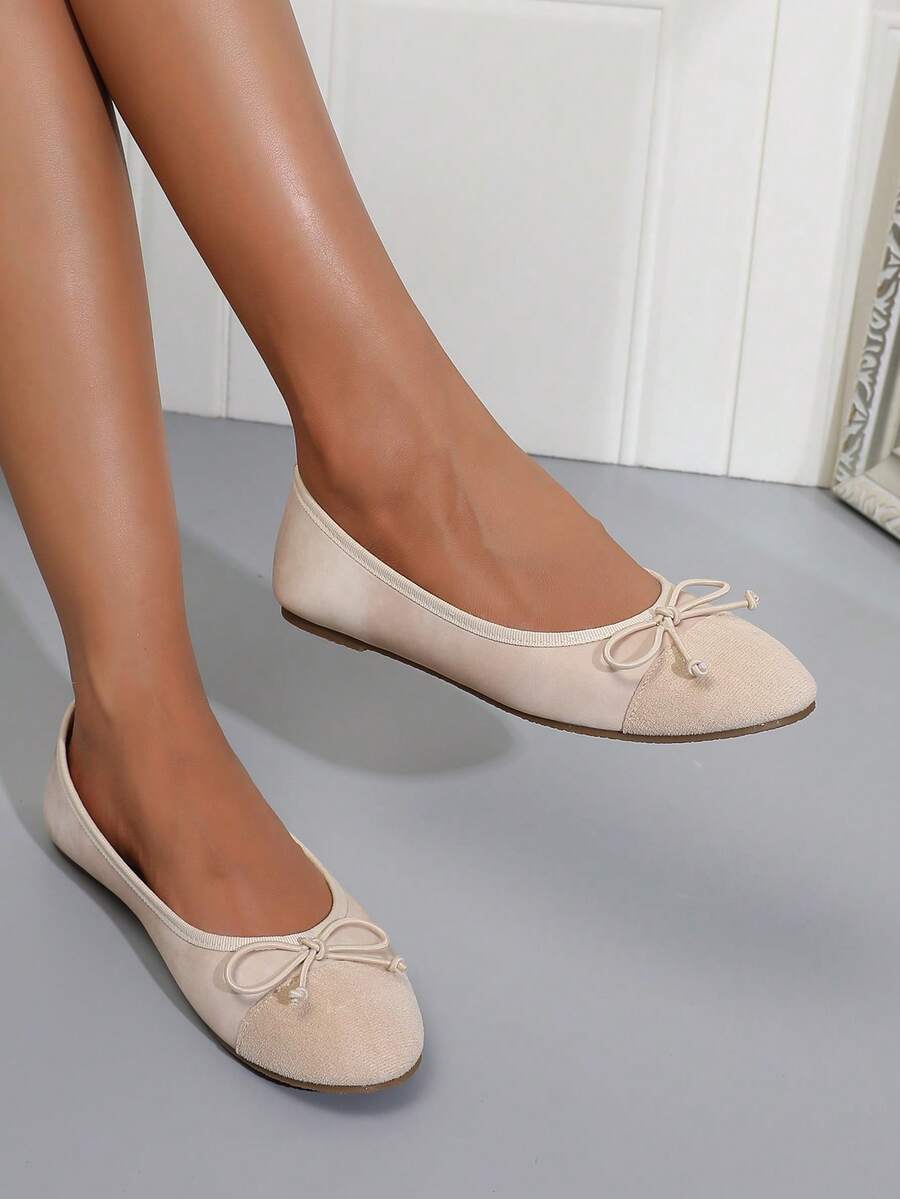 Women's ballet flat shoes with a delicate bowknot detail, low-top silhouette, and soft sole for casual and work wear.