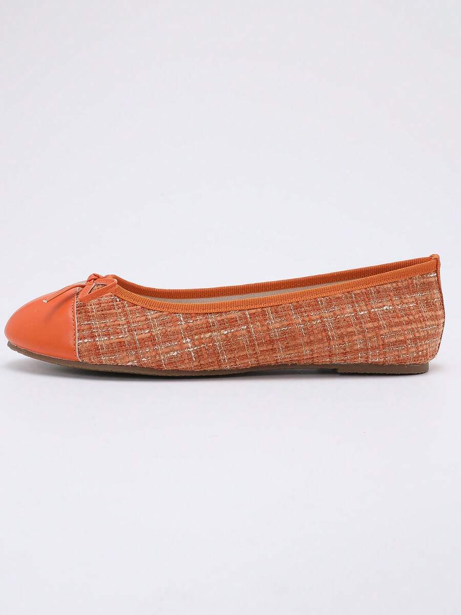 Women's ballet flat shoes with a delicate bowknot detail, low-top silhouette, and soft sole for casual and work wear.