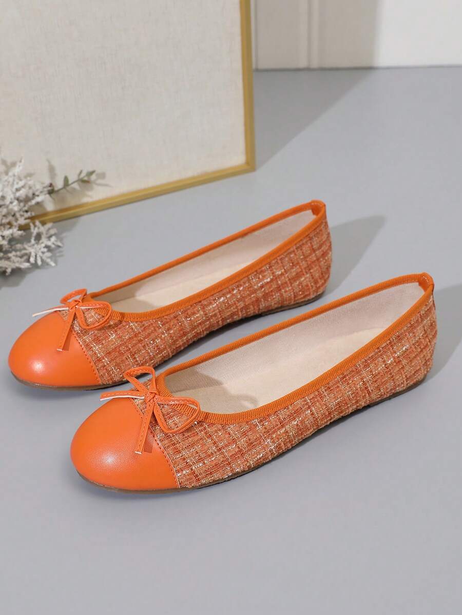 Women's ballet flat shoes with a delicate bowknot detail, low-top silhouette, and soft sole for casual and work wear.