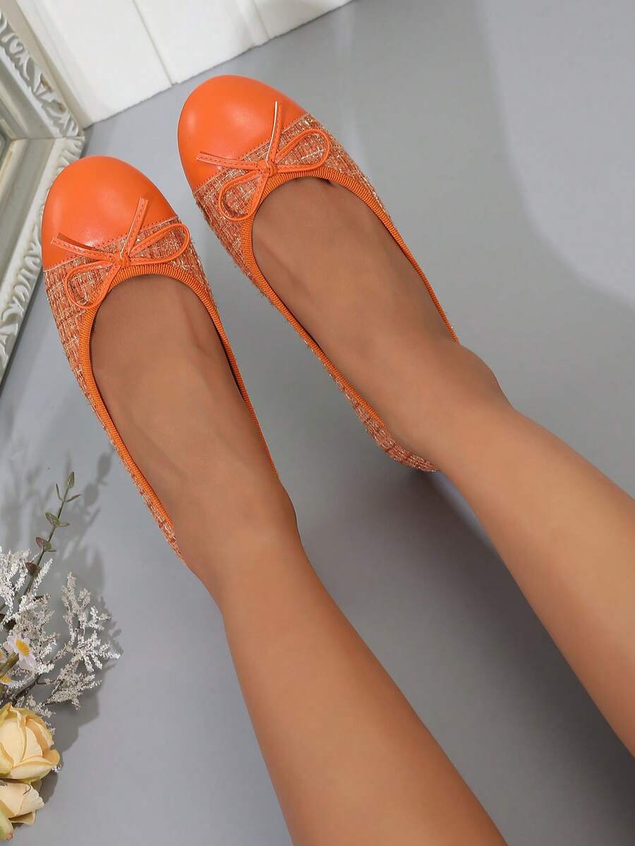 Women's ballet flat shoes with a delicate bowknot detail, low-top silhouette, and soft sole for casual and work wear.