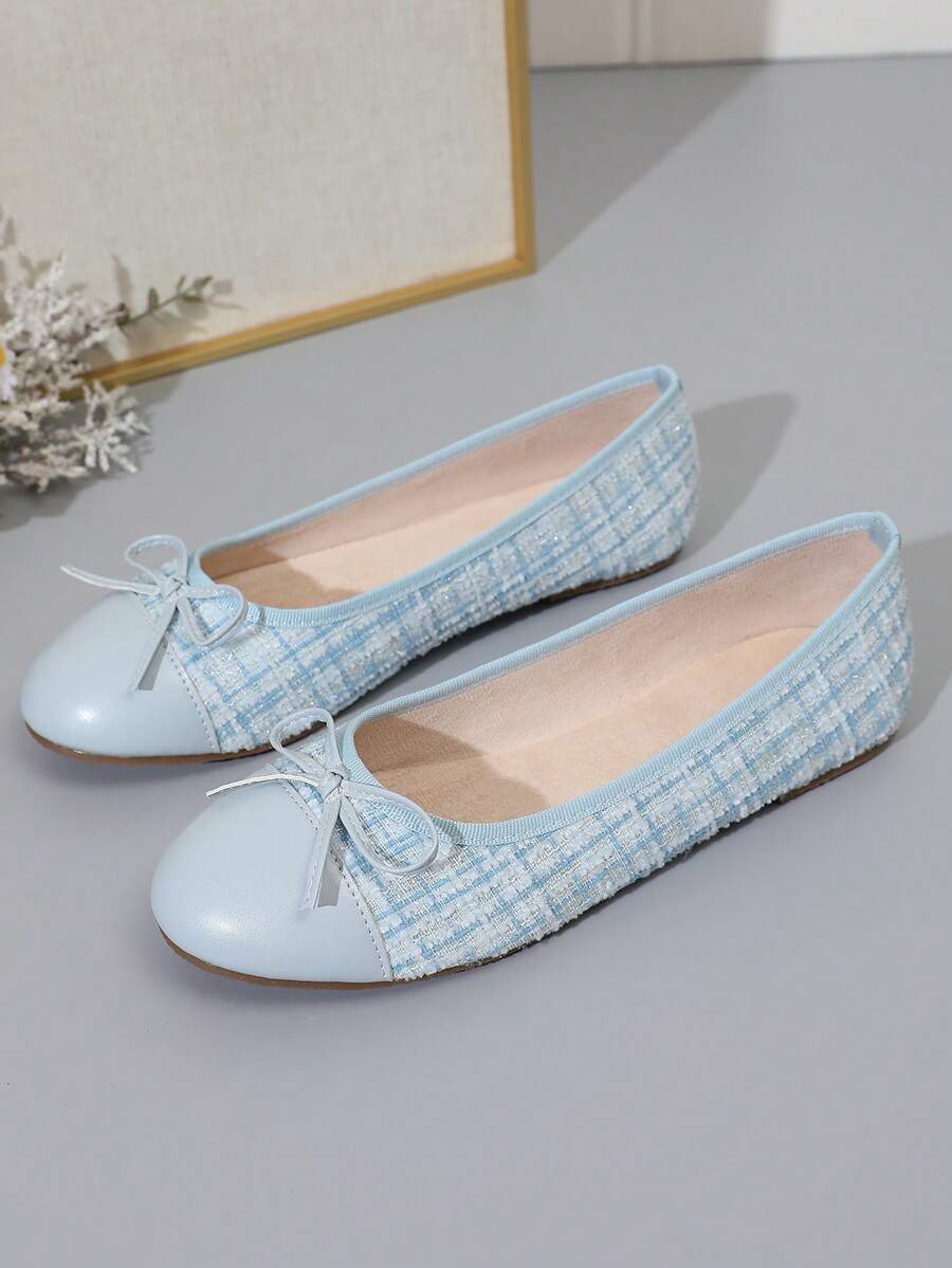 Women's ballet flat shoes with a delicate bowknot detail, low-top silhouette, and soft sole for casual and work wear.