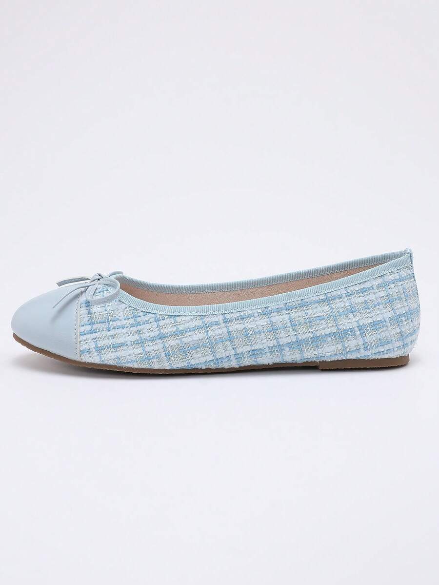Women's ballet flat shoes with a delicate bowknot detail, low-top silhouette, and soft sole for casual and work wear.