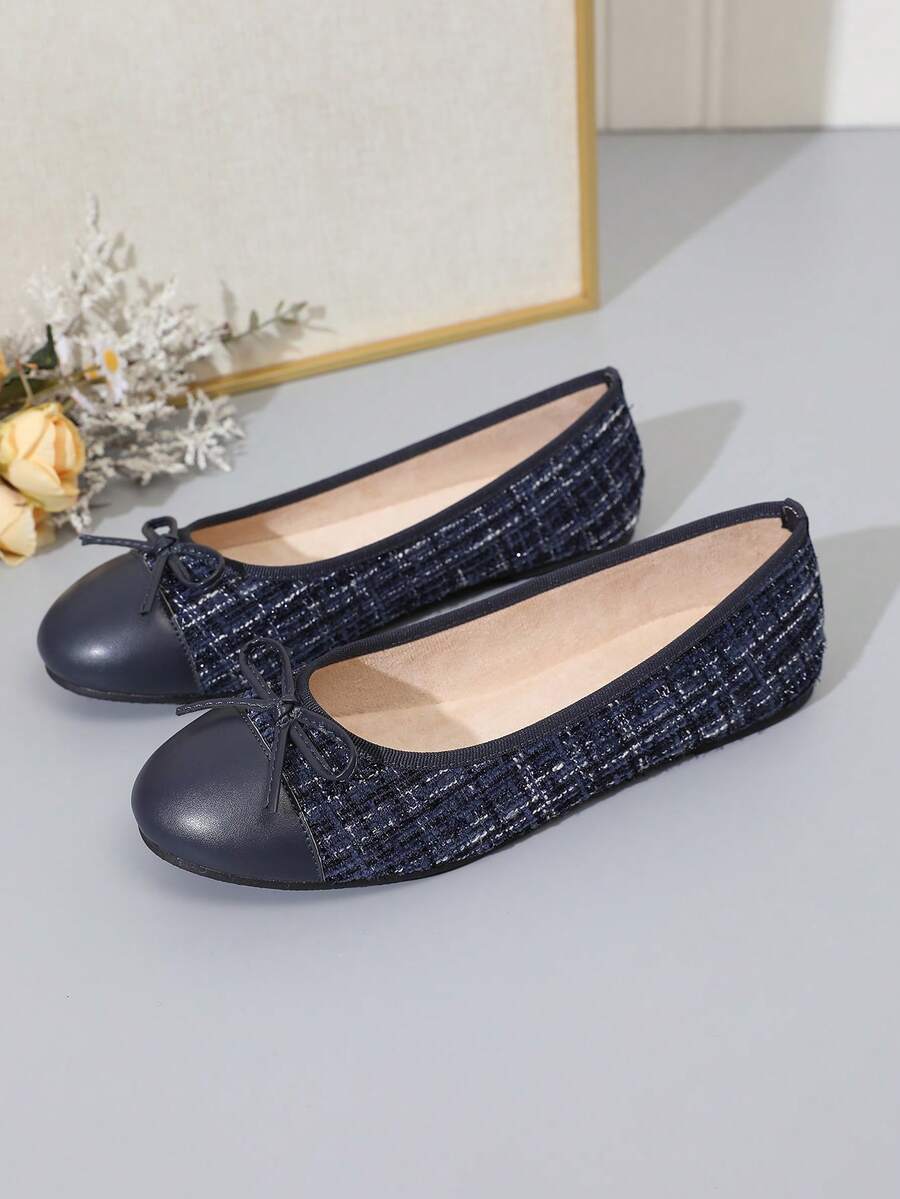 Women's ballet flat shoes with a delicate bowknot detail, low-top silhouette, and soft sole for casual and work wear.