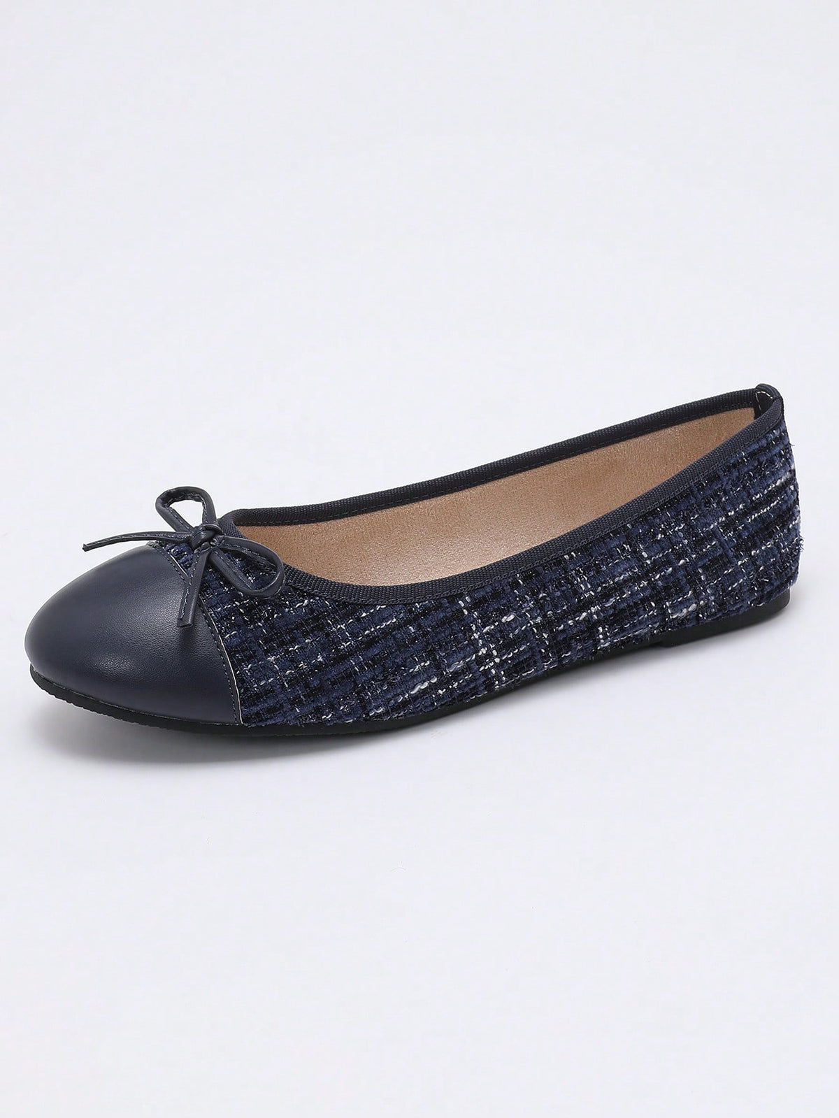 Women's ballet flat shoes with a delicate bowknot detail, low-top silhouette, and soft sole for casual and work wear.