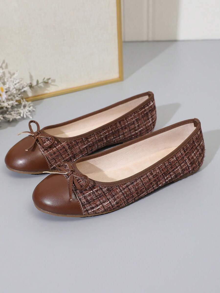 Women's ballet flat shoes with a delicate bowknot detail, low-top silhouette, and soft sole for casual and work wear.