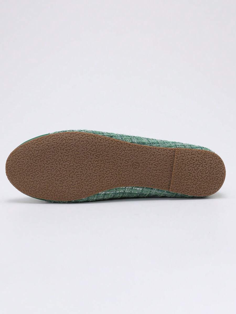 Women's ballet flat shoes with a delicate bowknot detail, low-top silhouette, and soft sole for casual and work wear.