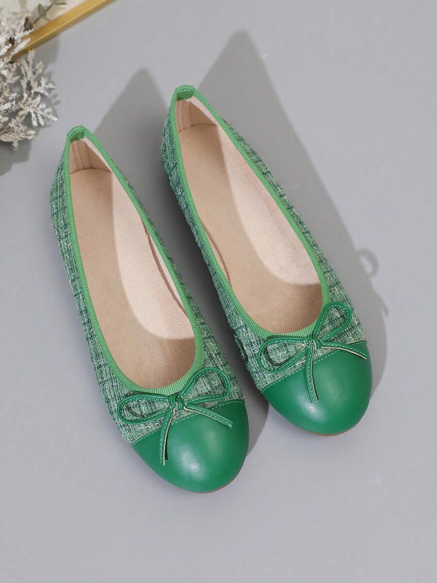 Women's ballet flat shoes with a delicate bowknot detail, low-top silhouette, and soft sole for casual and work wear.