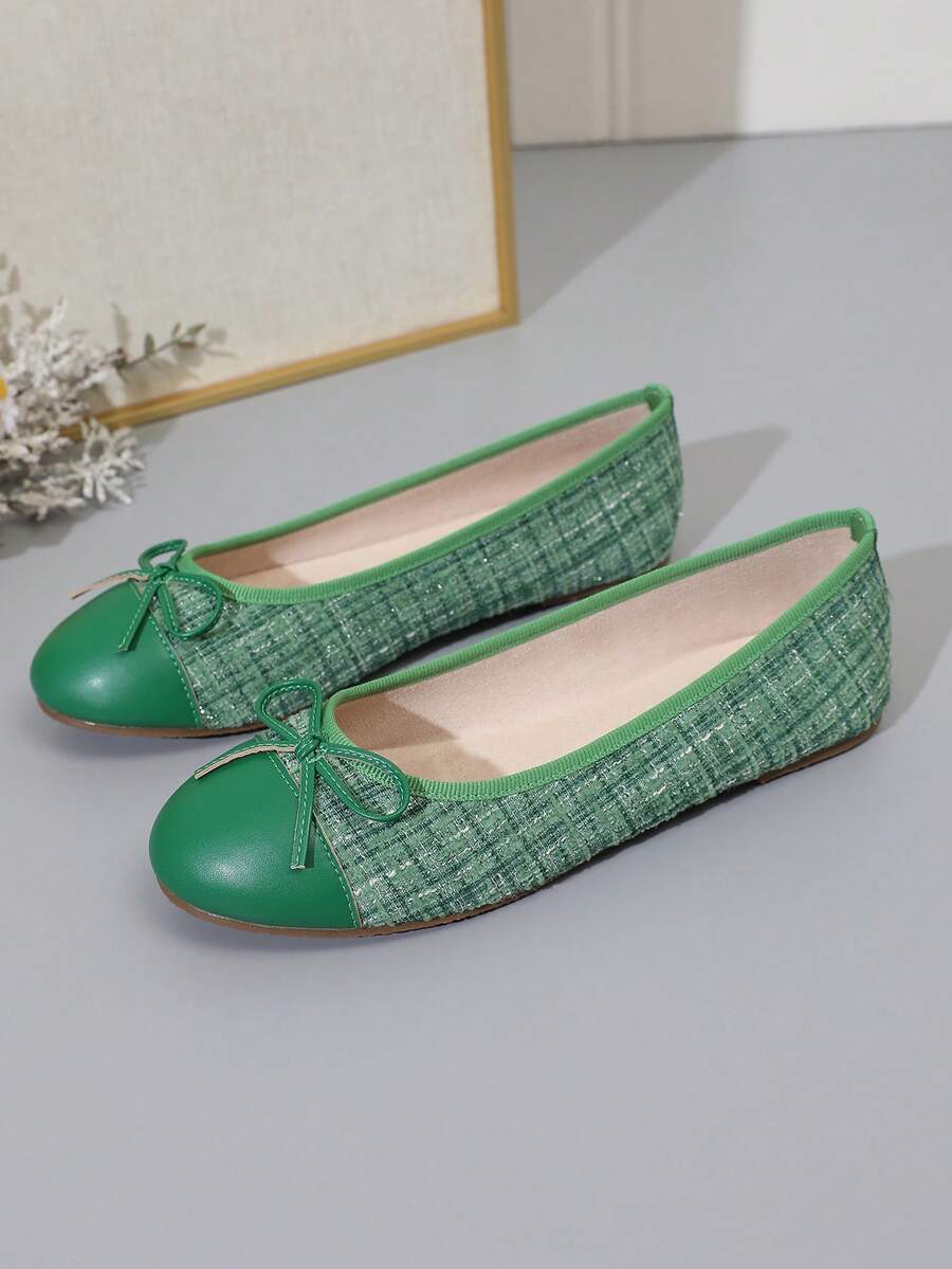 Women's ballet flat shoes with a delicate bowknot detail, low-top silhouette, and soft sole for casual and work wear.