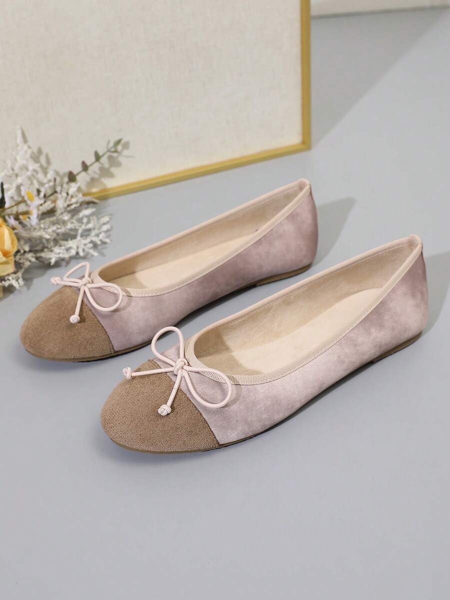 Women's ballet flat shoes with a delicate bowknot detail, low-top silhouette, and soft sole for casual and work wear.