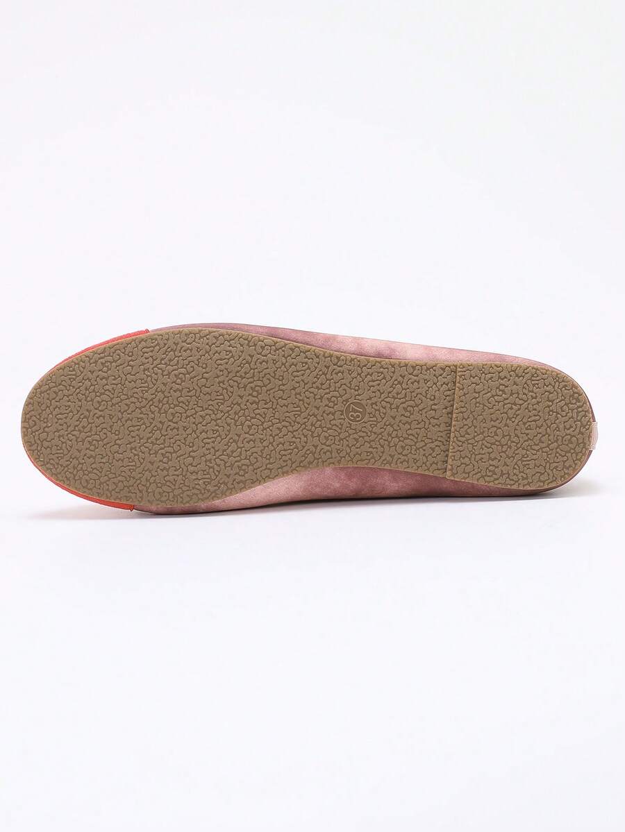 Women's ballet flat shoes with a delicate bowknot detail, low-top silhouette, and soft sole for casual and work wear.