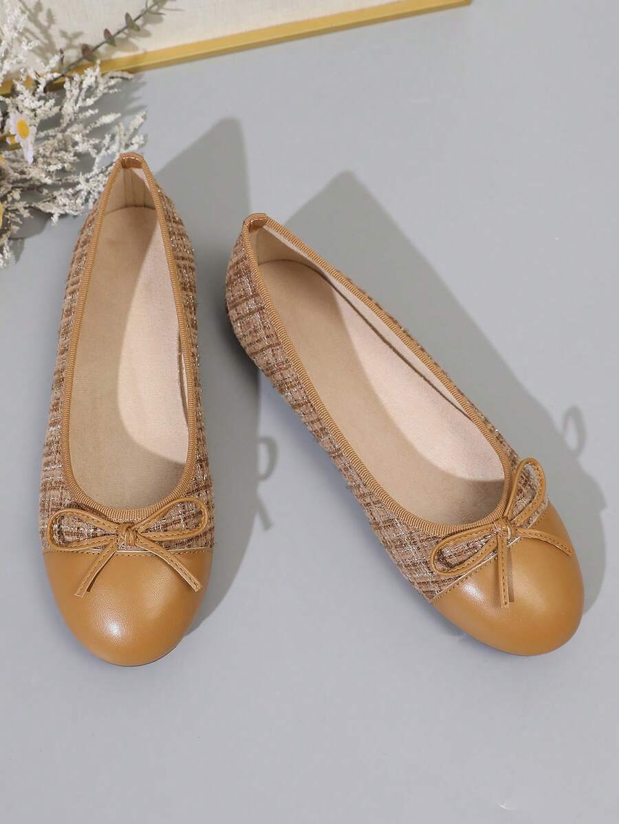 Women's ballet flat shoes with a delicate bowknot detail, low-top silhouette, and soft sole for casual and work wear.