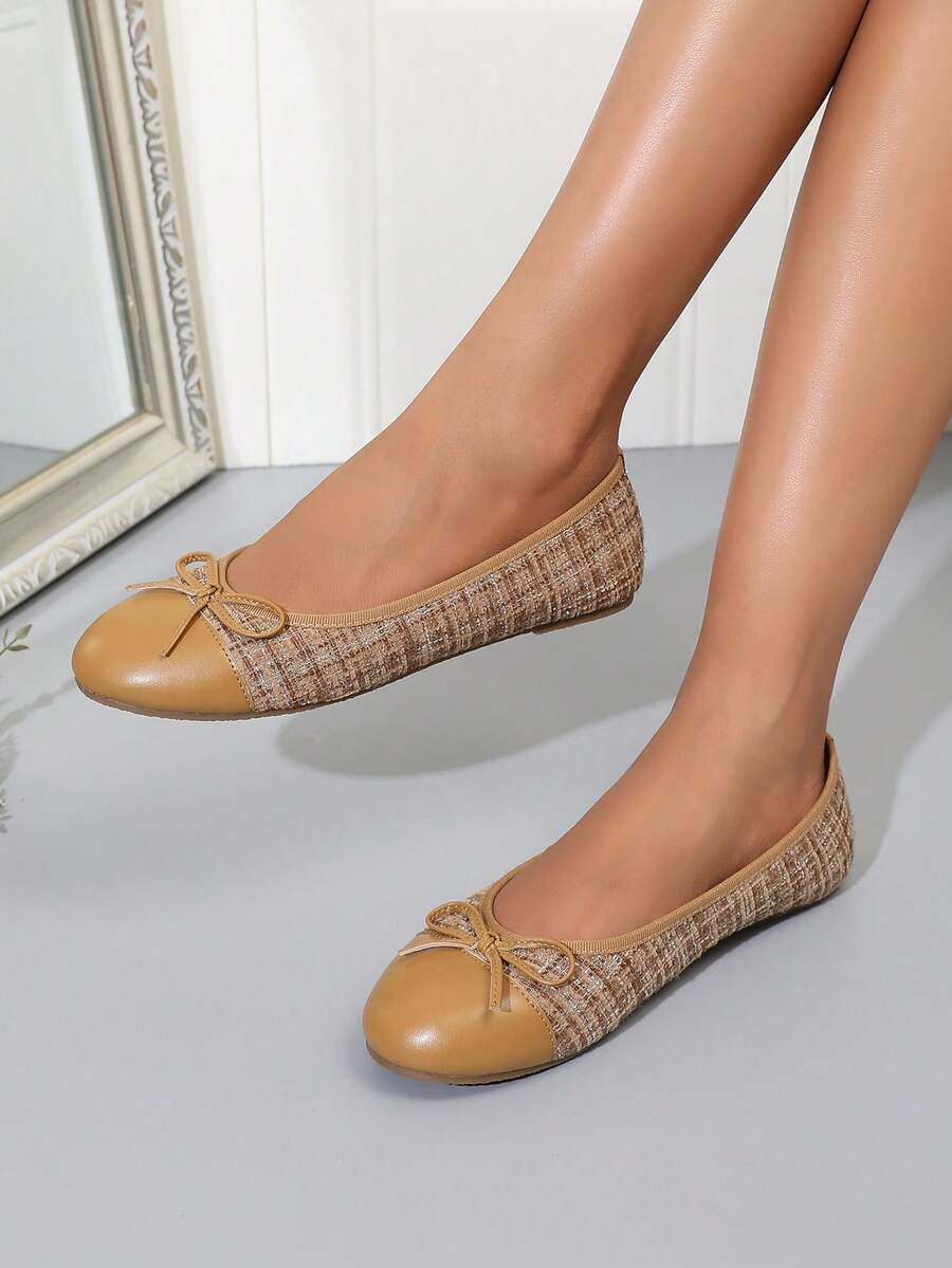 Women's ballet flat shoes with a delicate bowknot detail, low-top silhouette, and soft sole for casual and work wear.