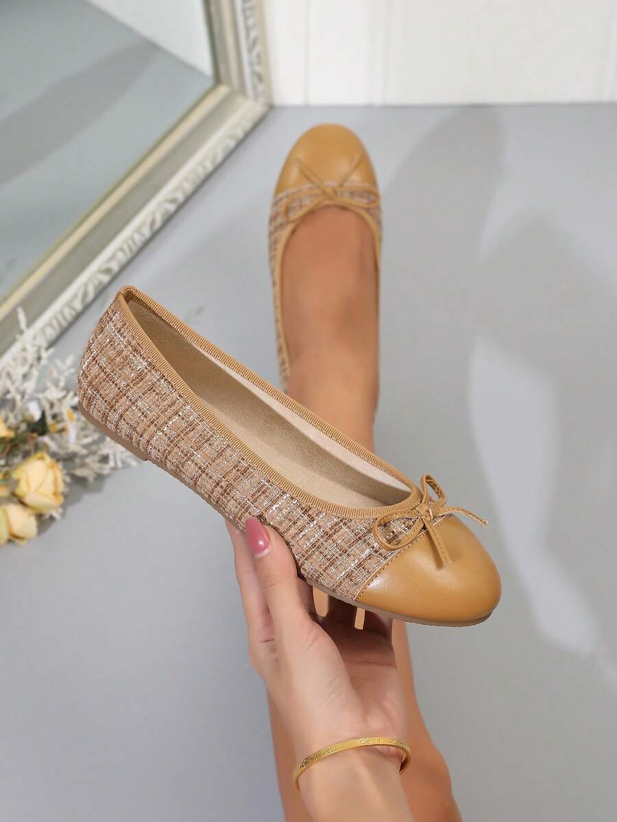 Women's ballet flat shoes with a delicate bowknot detail, low-top silhouette, and soft sole for casual and work wear.