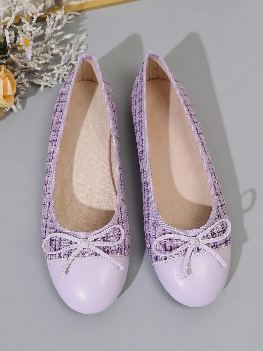 Women's ballet flat shoes with a delicate bowknot detail, low-top silhouette, and soft sole for casual and work wear.