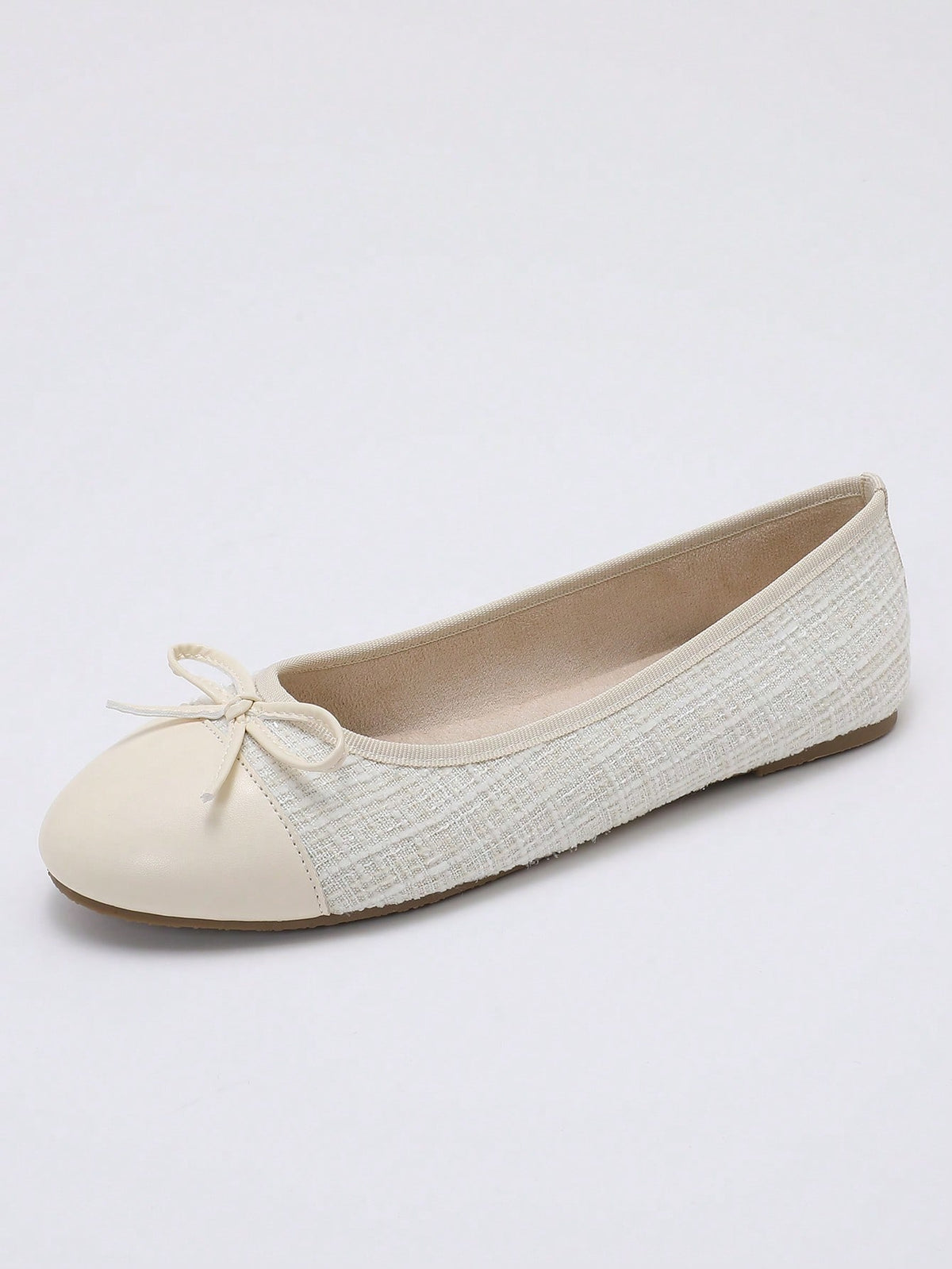 Women's ballet flat shoes with a delicate bowknot detail, low-top silhouette, and soft sole for casual and work wear.
