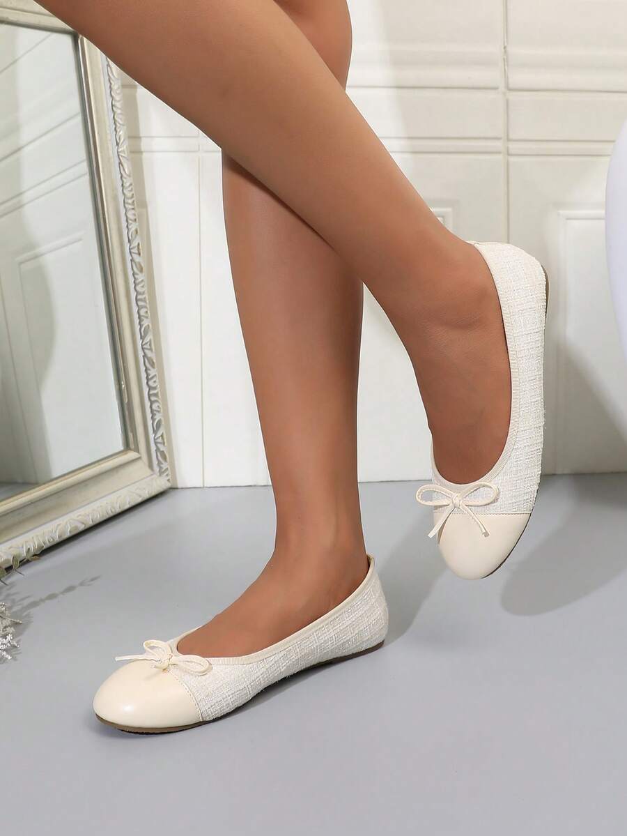 Women's ballet flat shoes with a delicate bowknot detail, low-top silhouette, and soft sole for casual and work wear.