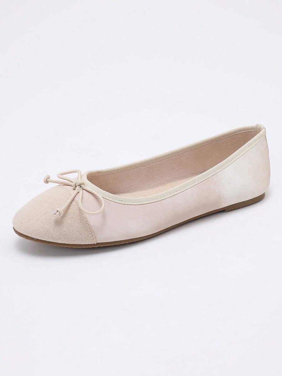 Women's ballet flat shoes with a delicate bowknot detail, low-top silhouette, and soft sole for casual and work wear.