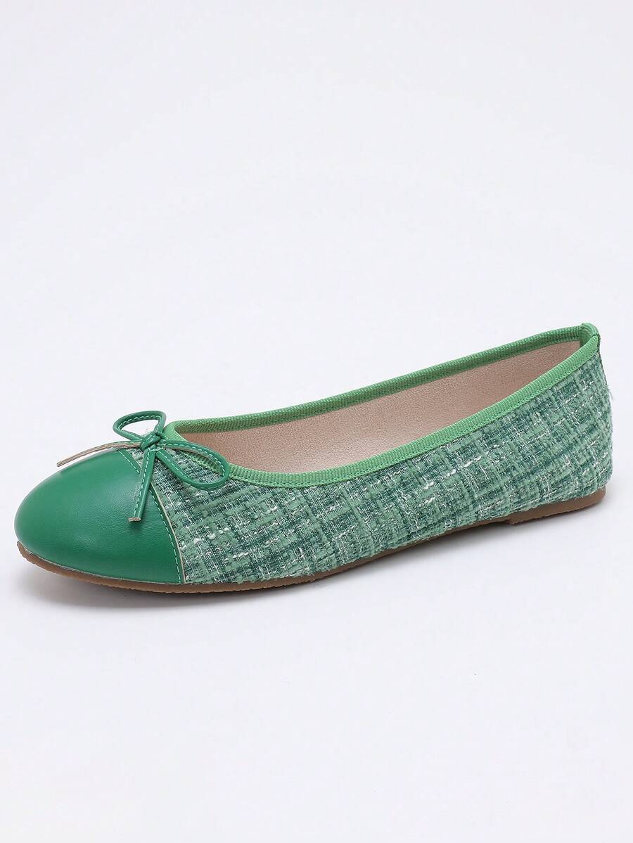 Women's ballet flat shoes with a delicate bowknot detail, low-top silhouette, and soft sole for casual and work wear.