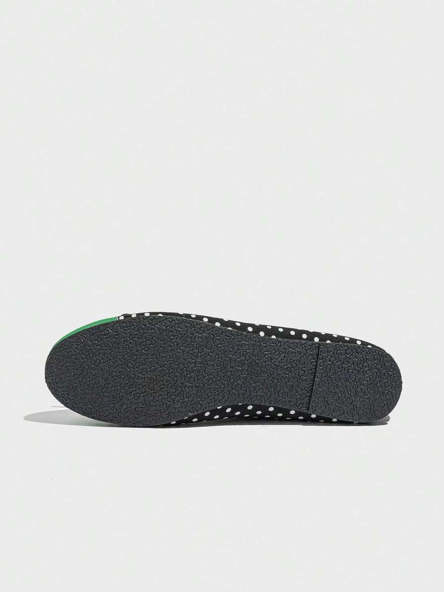 Women's ballet flat shoes with a delicate bowknot detail, low-top silhouette, and soft sole for casual and work wear.